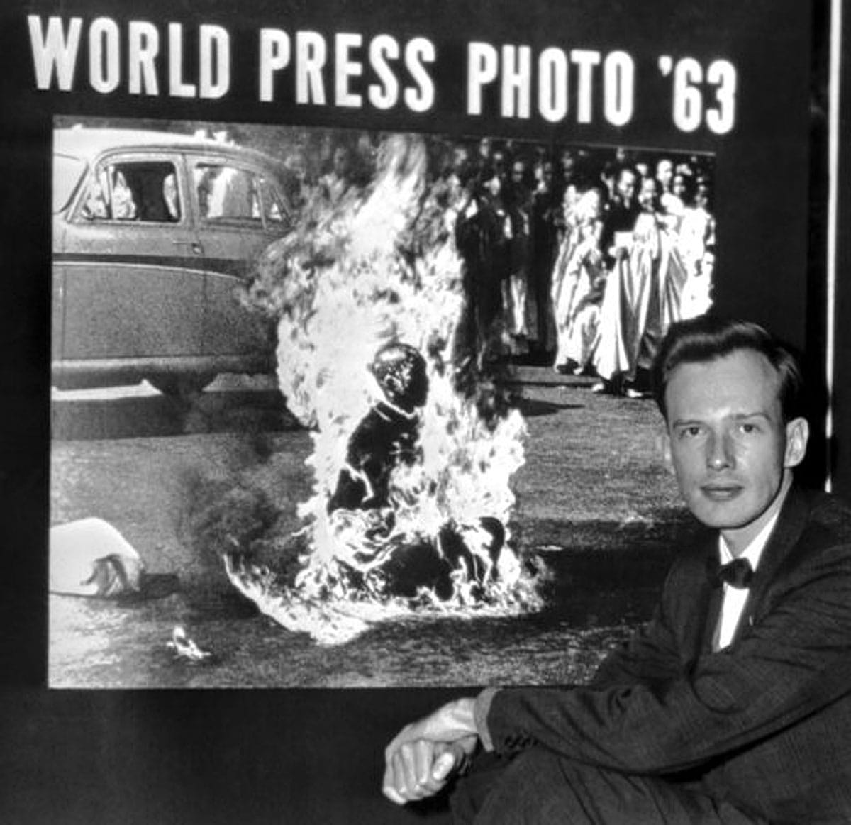 Malcolm Browne beside his photo of Thích Quảng Đức in death